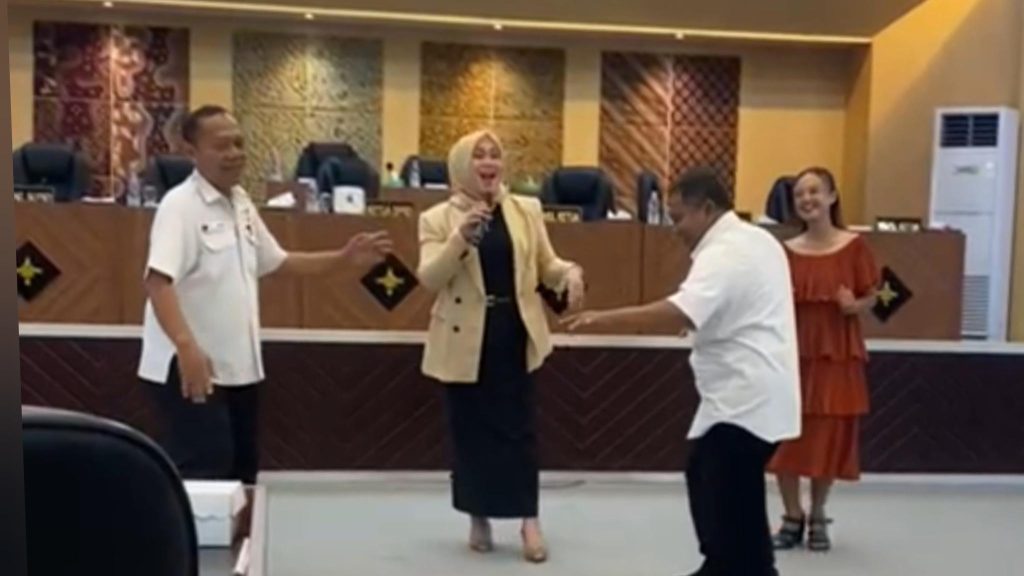 Waduh!, Wakil Rakyat Joget Bersama Pegawai Sekretariat Dewan di Ruang Paripurna DPRD&nbsp;Tuban